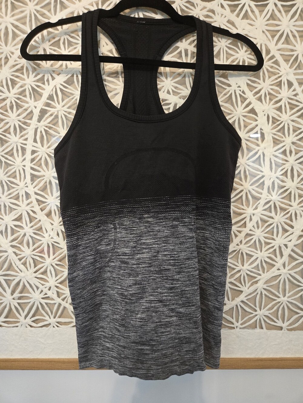 Lululemon Swiftly Tech Racerback Tank Size 8 White Black Seamless Athletic Top - Picture 4 of 9